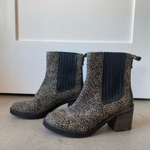 UGG women’s Camden Exotic Black Dotted Boot
